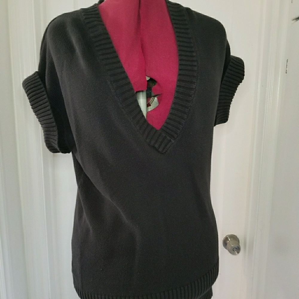 Short sleeved knit sweater